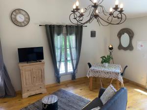 TV a/nebo společenská místnost v ubytování Gite de campagne - Vue jardin- Piscine