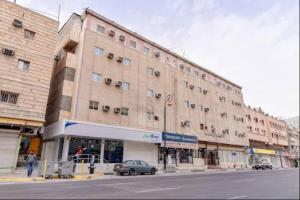 Bonais Hotel في الهفوف: سيارة متوقفة أمام مبنى كبير