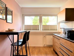 Η κουζίνα ή μικρή κουζίνα στο WARMSTAY I Ferienunterkunft mit Balkon I Key-Box Check-In