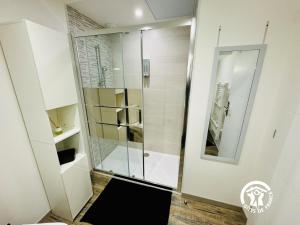 een douche met een glazen deur in een badkamer bij La detente in Lézignan-Corbières +21 foto's