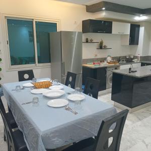 cocina con mesa y mantel azul en Résidence la sirène Soviva, en Sousse