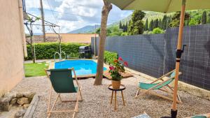 Bazén v ubytování Maison au calme avec piscine, terrasse, BBQ nebo v jeho okolí