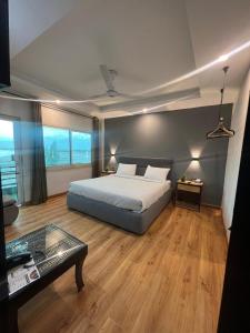 锡卡都Eat and Read Hotel的房间里有一张床和一张桌子的卧室