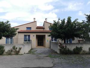 una casa con una valla delante en Desix, en Trilla