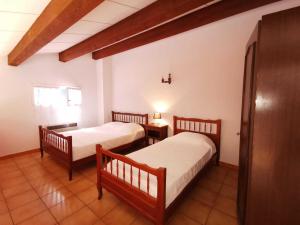 Una habitación con dos camas y una lámpara. en Desix, en Trilla
