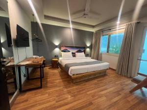 锡卡都Eat and Read Hotel的卧室里有一张床和一张书桌