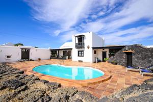 a house with a swimming pool in a yard at El Islote in San Bartolomé