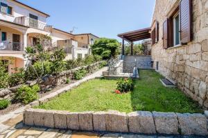 Κήπος έξω από το GuestHost - Seaside Apartment with Parking