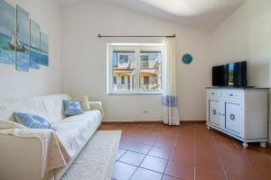 Μια τηλεόραση ή/και κέντρο ψυχαγωγίας στο GuestHost - Seaside Apartment with Parking