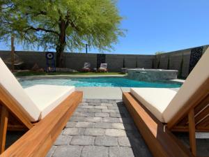 拉斯维加斯Buddha Gem, Central 6 Bed Room Luxury Home with Pool Hot Tub Game Room and much more的后院带两张床的游泳池