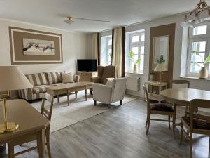 TV a/nebo společenská místnost v ubytování Rein Klassik Hotel