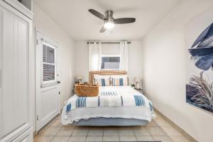 A bed or beds in a room at Beachside Apt with Laundry Steps to the Shore