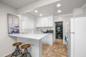 A kitchen or kitchenette at Beachside Apt with Laundry Steps to the Shore