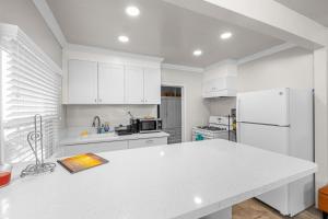 A kitchen or kitchenette at Beachside Apt with Laundry Steps to the Shore