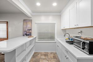 A kitchen or kitchenette at Beachside Apt with Laundry Steps to the Shore