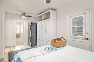 A bed or beds in a room at Beachside Apt with Laundry Steps to the Shore