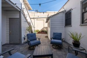 A seating area at Beachside Apt with Laundry Steps to the Shore