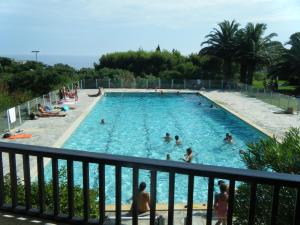 La alberca dentro o cerca de villa cassis vue mer