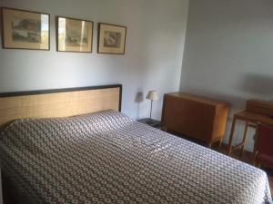 Una cama o camas en una habitación de villa cassis vue mer