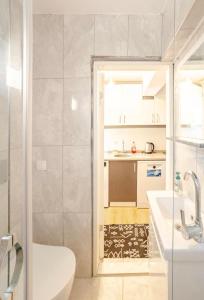 a bathroom with a tub and a sink and a toilet at Güneş Villa Bahçe Katı in Antalya