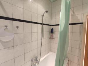 een badkamer met een douche, een bad en een wastafel bij 3 Floor XXL House, 7 Rooms, 2 Kitchen, 15 Minutes to Frankfurt, Washing Machine in Kelkheim +66 foto's