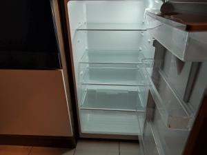 een lege koelkast met de deur open in een keuken bij 3 Floor XXL House, 7 Rooms, 2 Kitchen, 15 Minutes to Frankfurt, Washing Machine in Kelkheim