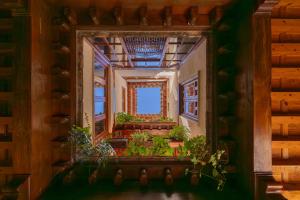 トレドにあるTorreón del Vicarioの窓と植物のある部屋の上面の景色