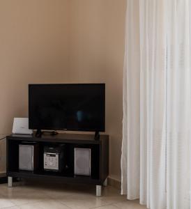 TV a/nebo společenská místnost v ubytování Ionian Mare