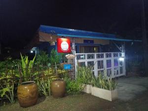 Ban Lat YaSukanya Garden and Home的夜间建筑物前的红灯