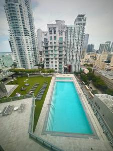 Bazén v ubytování Miami-Brickell Luxury 2BR-2BATH with skyline VIEWS - walking distance to HEAT ARENA & BAYSIDE nebo v jeho okolí