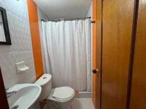 un baño con inodoro y lavabo en Omar J House, en Paipa 26 fotos más