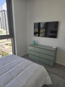 Postel nebo postele na pokoji v ubytování Miami-Brickell Luxury 2BR-2BATH with skyline VIEWS - walking distance to HEAT ARENA & BAYSIDE