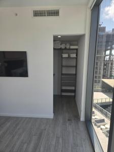 TV a/nebo společenská místnost v ubytování Miami-Brickell Luxury 2BR-2BATH with skyline VIEWS - walking distance to HEAT ARENA & BAYSIDE