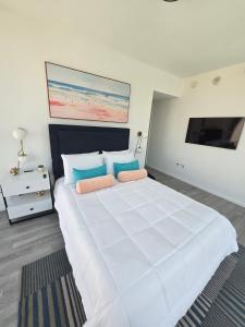 Postel nebo postele na pokoji v ubytování Miami-Brickell Luxury 2BR-2BATH with skyline VIEWS - walking distance to HEAT ARENA & BAYSIDE