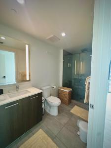 Koupelna v ubytování Miami-Brickell Luxury 2BR-2BATH with skyline VIEWS - walking distance to HEAT ARENA & BAYSIDE