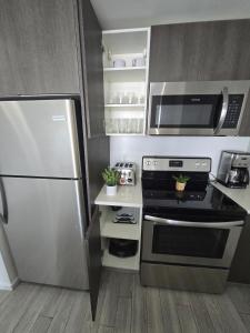 Kuchyň nebo kuchyňský kout v ubytování Miami-Brickell Luxury 2BR-2BATH with skyline VIEWS - walking distance to HEAT ARENA & BAYSIDE