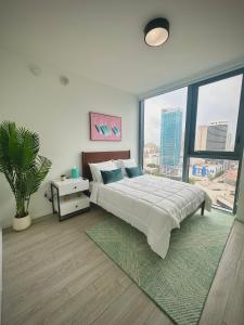 Postel nebo postele na pokoji v ubytování Miami-Brickell Luxury 2BR-2BATH with skyline VIEWS - walking distance to HEAT ARENA & BAYSIDE