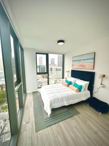 Postel nebo postele na pokoji v ubytování Miami-Brickell Luxury 2BR-2BATH with skyline VIEWS - walking distance to HEAT ARENA & BAYSIDE