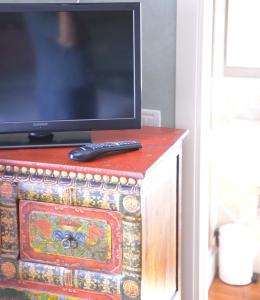 Televízia a/alebo spoločenská miestnosť v ubytovaní Casa Fontanino