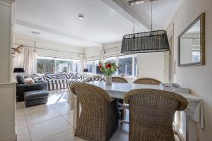 a kitchen and living room with a table and chairs at De Witte Schelp in De Koog