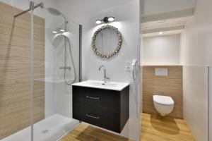 サルラ・ラ・カネダにあるLa Villa des Consuls - Gîte de tourisme de charmeの洗面台、トイレ、鏡のあるバスルーム +69枚の写真