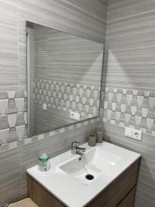 a bathroom with a sink and a mirror at Apartamento El Rincón del Olivar 1 in Montoro