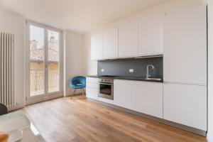 Kuchyň nebo kuchyňský kout v ubytování GARDA LIVING APARTMENTS Torbole