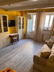 TV a/nebo společenská místnost v ubytování The 65 suite