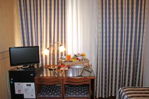 Televízia a/alebo spoločenská miestnosť v ubytovaní Albergo Ristorante Leon d'Oro