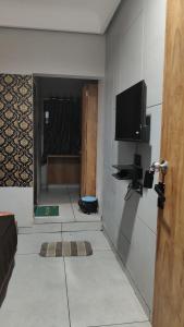 Habitación con puerta y TV en la pared en Shree Hariraj Guest House, en Jāmb