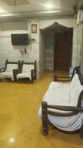 Habitación con 2 camas y TV. en Shree Hariraj Guest House, en Jāmb