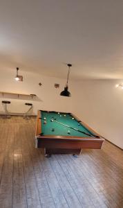 Biliár nebo kulečník v ubytování Pensiunea DARMA