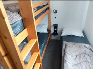 ein Zimmer mit zwei Etagenbetten und einem Bett in der Unterkunft Mobilhome 6 places Domaine de Chaussy in Lagorce + 10 Fotos