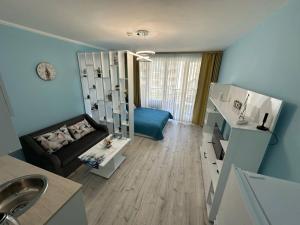 baño con sala de estar con sofá en Дрийм 2 Мечта 2, en Sunny Beach